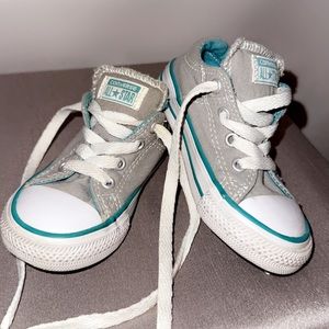 Converse Kids Size 6 Chuck Taylors